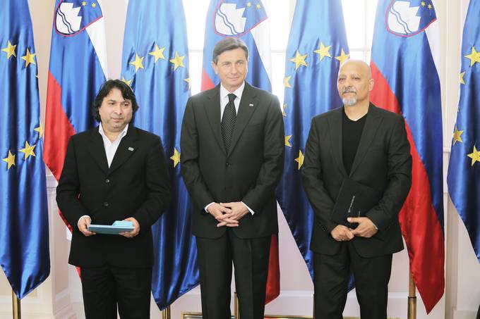 Predsednik Pahor se je sestal s predstavniki romskih organizacij in vročil državni odlikovanji red za zasluge Zvezi Romov Slovenije in medaljo za zasluge Imerju Brizaniju
